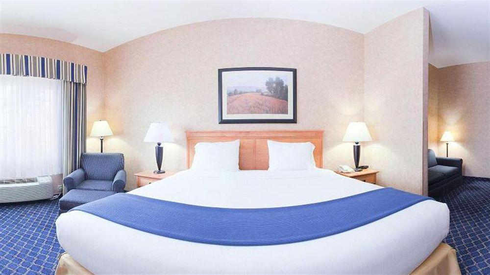 Holiday Inn Express & Suites Cheney By Ihg Exterior photo