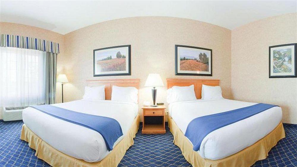 Holiday Inn Express & Suites Cheney By Ihg Exterior photo