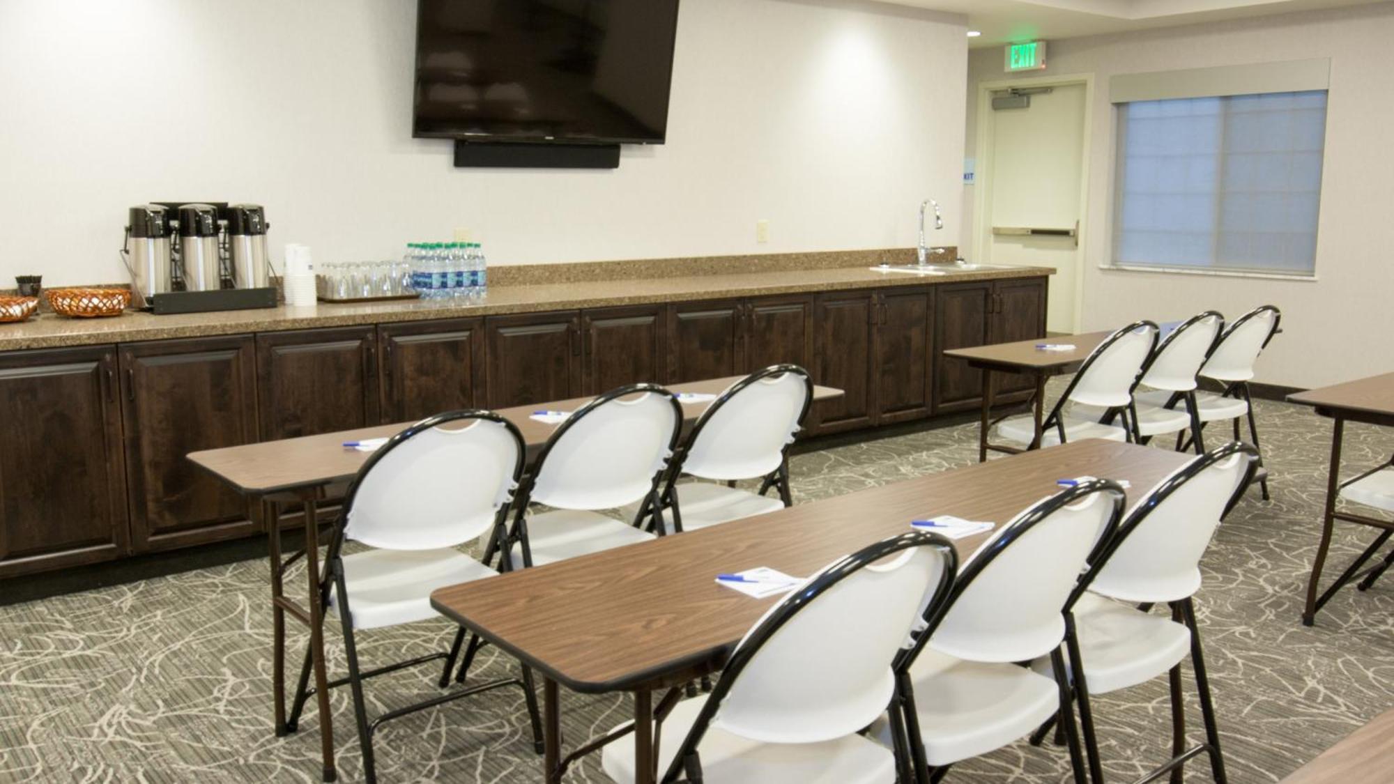 Holiday Inn Express & Suites Cheney By Ihg Exterior photo