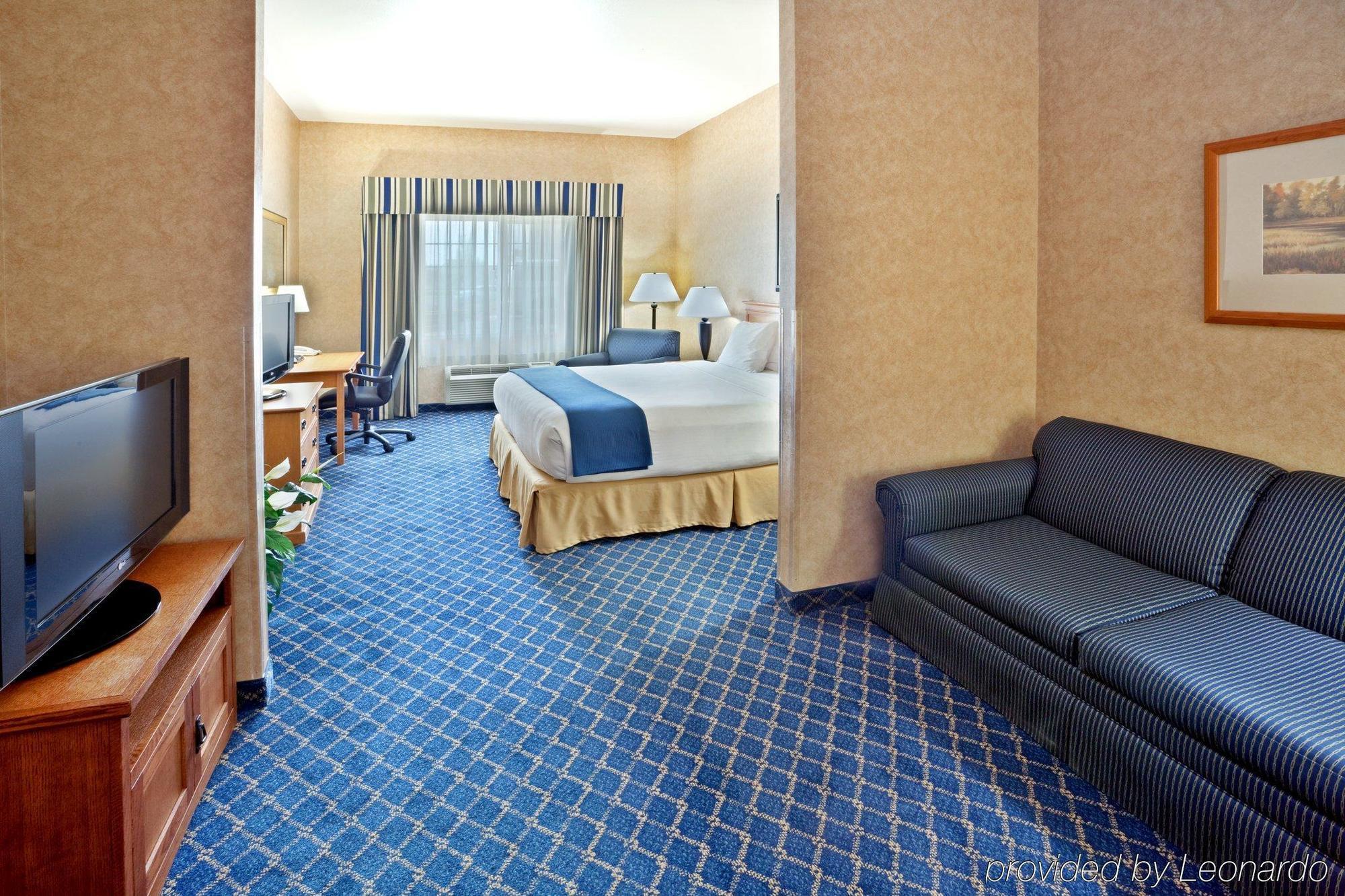 Holiday Inn Express & Suites Cheney By Ihg Room photo