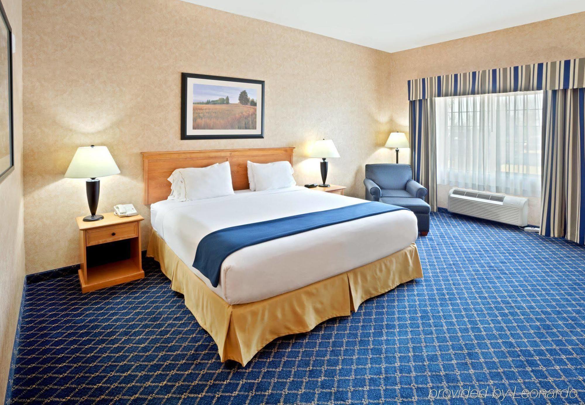Holiday Inn Express & Suites Cheney By Ihg Exterior photo