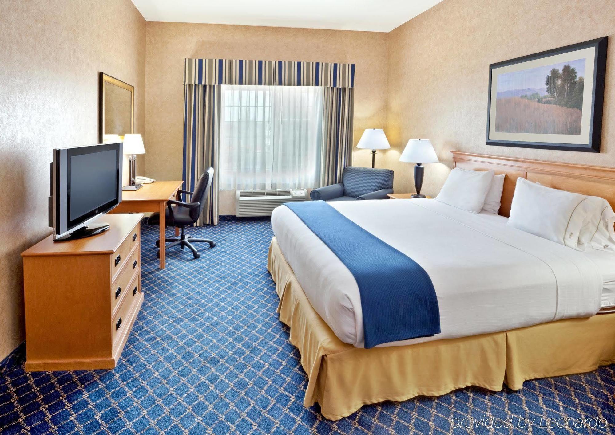 Holiday Inn Express & Suites Cheney By Ihg Exterior photo